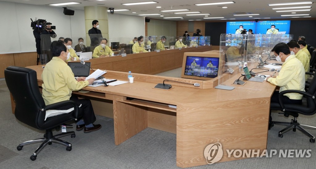 Prime Minister Chung Sye-kyun (L) presides over a meeting of the Central Disaster and Safety Countermeasure Headquarters held at the provincial government office of South Jeolla Province in Muan, 385 kilometers south of Seoul, on Dec. 11, 2020. (Yonhap)