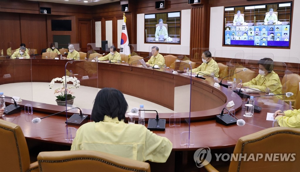 An interagency meeting, chaired by President Moon Jae-in, on virus response is under way at the Central Disaster and Safety Countermeasure Headquarters in Seoul on Dec. 13, 2020. (Yonhap)