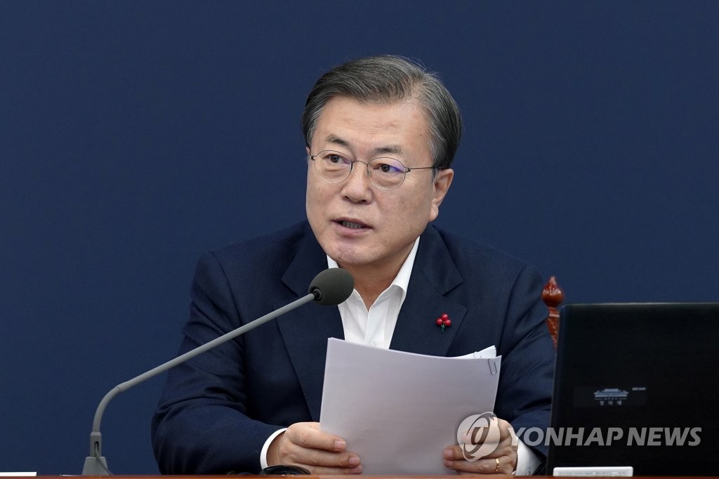 Le président Moon Jae-in dirige une réunion des conseillers le lundi 14 décembre 2020 à Cheong Wa Dae. 