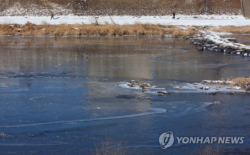 강추위에 얼어붙은 홍천강