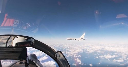 ロシアの戦闘機が中国の爆撃機を護衛する様子（ロシア国防省のユーチューブチャンネルより）＝（聯合ニュース）