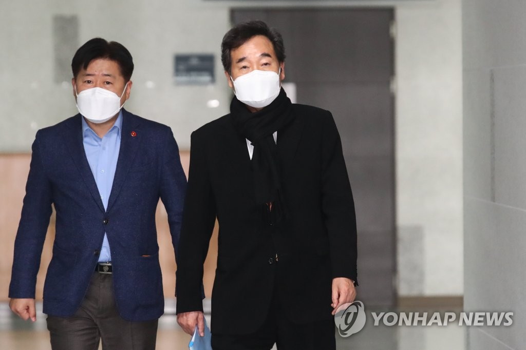 This file photo shows Democratic Party Chairman Lee Nak-yon (R) arriving at the National Assembly in Seoul on Jan. 3, 2021, ahead of a meeting with senior members of the party. (Yonhap)