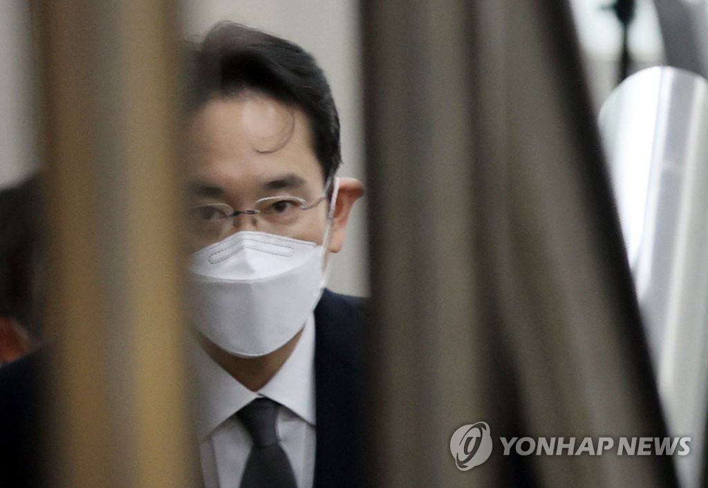 استطلاع : 46% من الكوريين يرون أن الحكم بالسجن سنتين ونصف على وريث سامسونغ ثقيل - 2