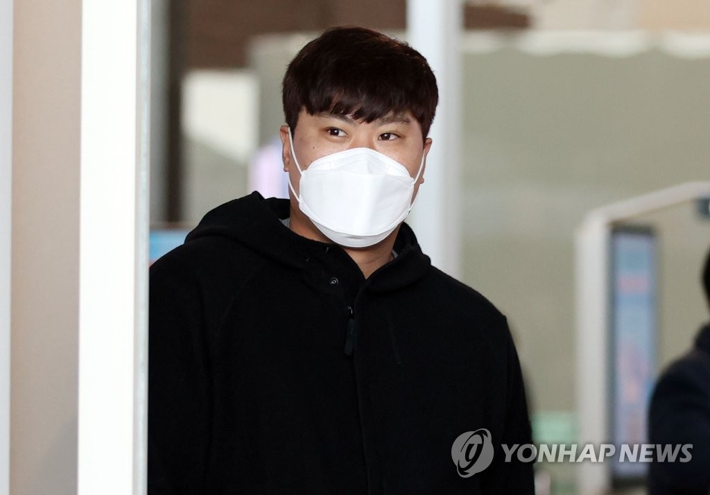 Toronto Blue Jays' pitcher Ryu Hyun-jin prepares to depart for the United States in preparation for spring training at Incheon International Airport, west of Seoul, on Feb. 3, 2021. (Yonhap)