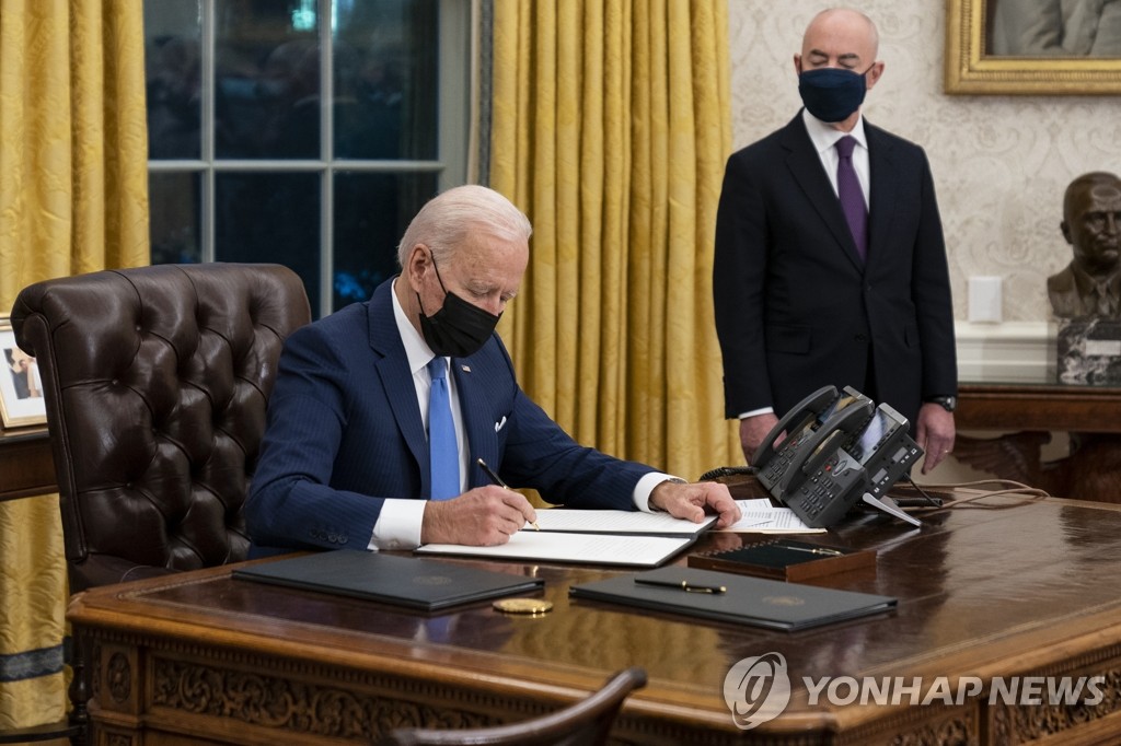 바이든 '이민 행정명령 서명' 배석한 마요르카스 신임 국토장관 | 연합뉴스