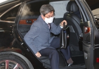 차에서 내리는 김명수 대법원장