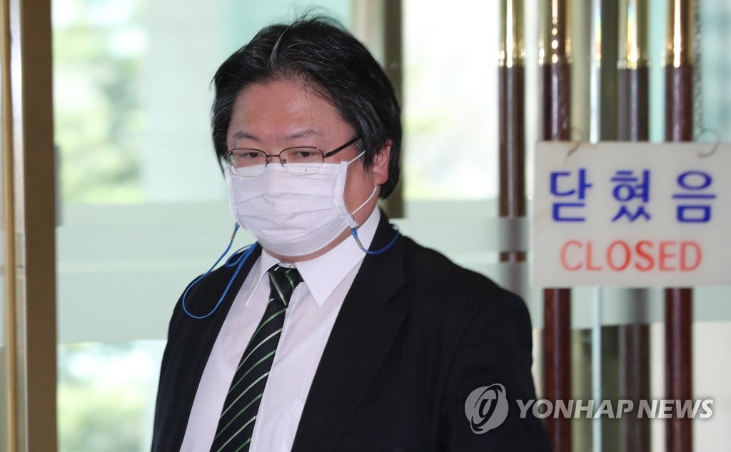 Hirohisa Soma, deputy head of mission at the Japanese Embassy, walks into the foreign ministry in Seoul on Feb. 22, 2021. (Yonhap)