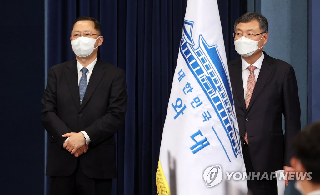(LEAD) Moon replaces senior secretary for civil affairs: Cheong Wa Dae