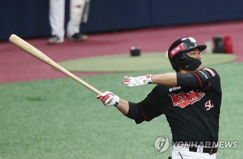 LEAD) Choo Shin-soo re-signs for 1 more year with KBO club Landers