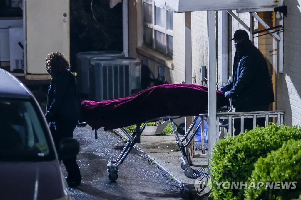 '애틀랜타 연쇄 총격사건' 희생자 시신 옮기는 미 검시관