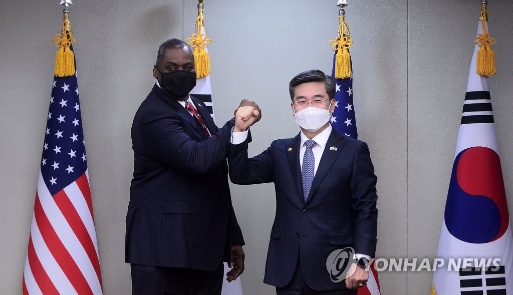 El ministro de Defensa surcoreano, Suh Wook (dcha.), y su homólogo estadounidense, Lloyd Austin, se saludan, el 17 de marzo de 2021, antes de iniciar sus diálogos en el Ministerio de Defensa, en Seúl. (Foto del cuerpo de prensa. Prohibida su reventa y archivo)