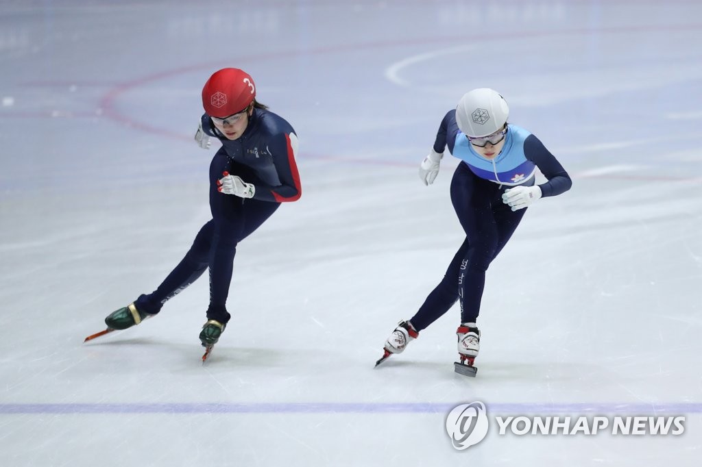 In this file photo from March 19, 2021, South Korean short track speed skaters Shim Suk-hee (L) and Choi Min-jeong compete in the women's 1,000m final at the 36th Korea Skating Union President's Cup at Uijeongbu Indoor Skating Arena in Uijeongbu, Gyeonggi Province. (Yonhap)