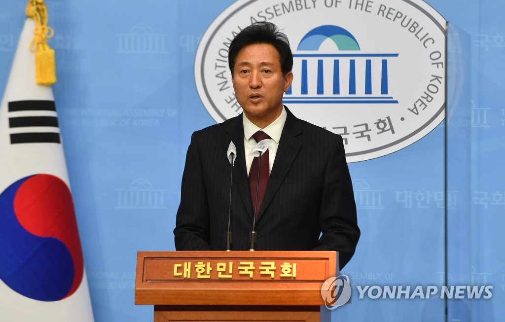 This file photo shows Oh Se-hoon, former candidate of the main opposition People Power Party for the April 7 Seoul mayoral by-election, calling for his rival Ahn Cheol-soo of the People's Party to clarify his stance on ways to unify their candidacies during a news conference at the National Assembly in Seoul on March 19, 2021. (Yonhap)