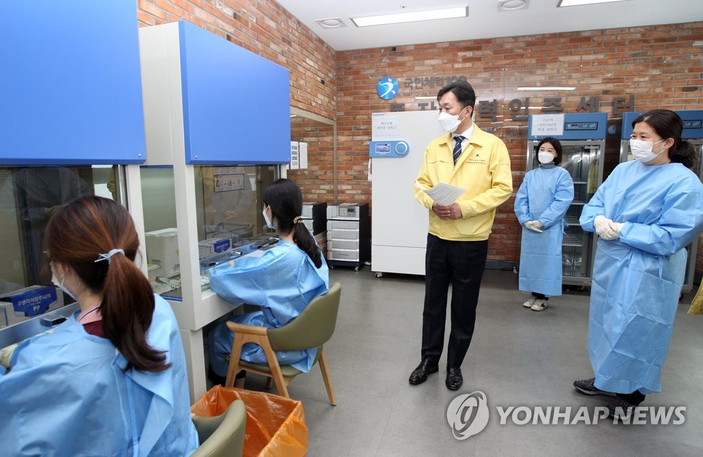 This photo taken on March 25, 2021, shows a government official looking around a coronavirus vaccine center in Sadang, southern Seoul, ahead of planned vaccine inoculations on April 1. (Yonhap)