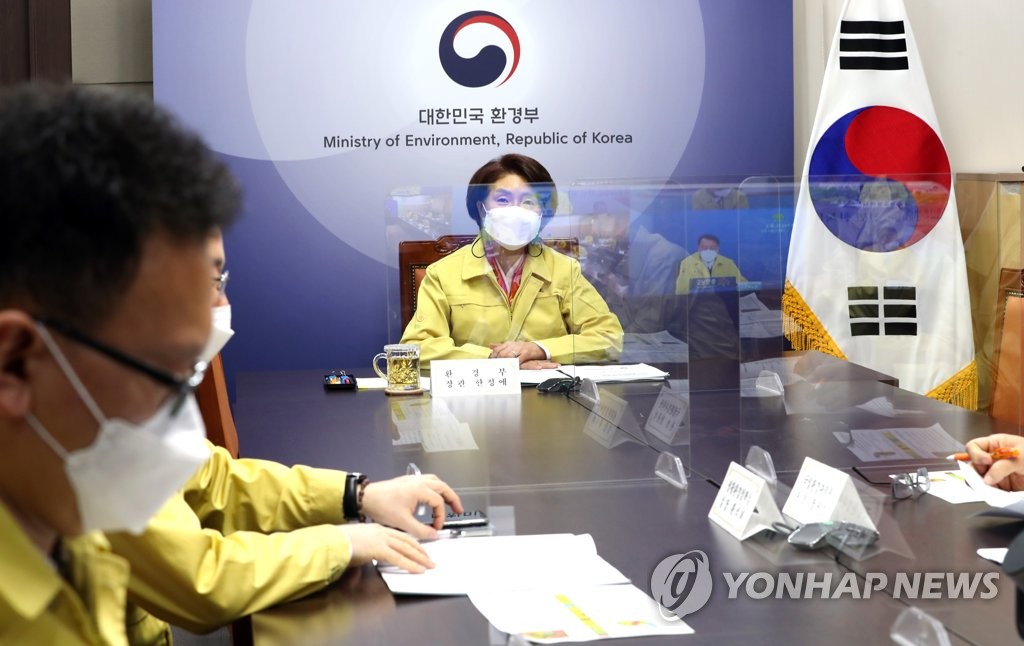 Environment Minister Han Jeoung-ae (C) presides over an anti-fine dust meeting in Seoul on March 30, 2021, as the harmful substance, mostly from China, blanketed the country. (Yonhap)