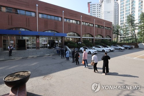 학교 밖까지 이어진 투표 줄