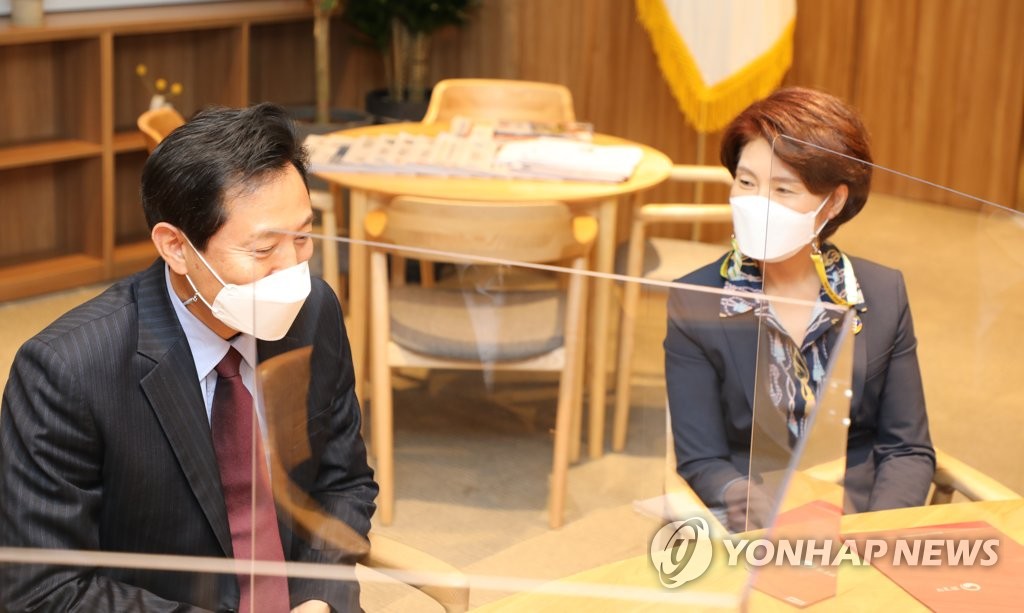 Seoul Mayor Oh Se-hoon (L) and Environment Minister Han Jeoung-ae hold talks at the mayor's office at City Hall on April 23, 2021, in this photo provided by the Ministry of Environment. (PHOTO NOT FOR SALE) (Yonhap)