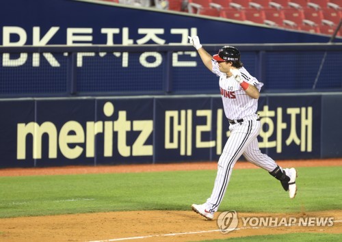 Slugger Preston Tucker re-signs with KBO's Tigers