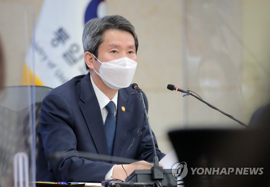 Unification Minister Lee In-young speaks during a press conference at the ministry's inter-Korean dialogue office in central Seoul on April 29, 2021. (Yonhap)