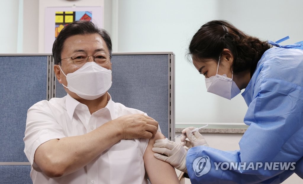 Moon gets another AstraZeneca vaccine shot for summit with Biden, G-7 session | Yonhap News Agency