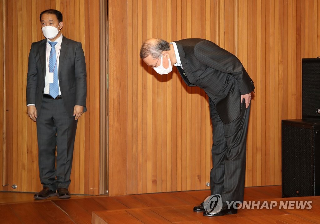 '불가리스 사태'로 고개 숙인 남양유업 홍원식 회장