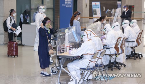 インドから帰国した韓国人。仁川国際空港での検疫の様子（資料写真）＝（聯合ニュース）