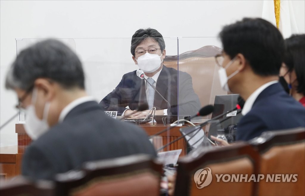 Yoo Seung-min (C), a former lawmaker and member of the main opposition People Power Party, gives a lecture to the party's freshmen lawmakers at the National Assembly in Seoul on May 6, 2021. (Yonhap) 