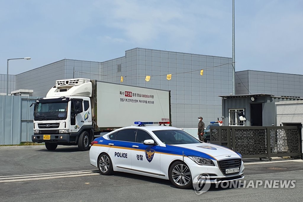 Un camion transportant des vaccins contre le Covid-19 d'AstraZeneca quitte la chaîne de production de SK Bioscience Co. à Andong, à environ 270 kilomètres au sud-est de Séoul, le 14 mai 2021.