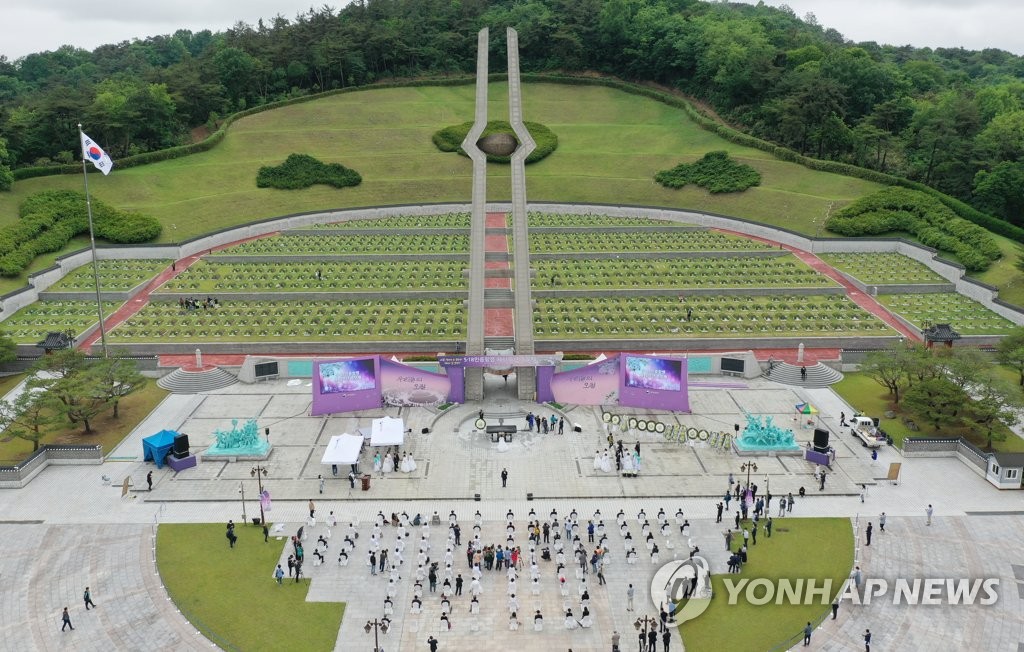 A memorial for the victims of the 1980 pro-democracy movement takes place at the National Cemetery for the May 18th Democratic Uprising in Gwangju, 330 kilometers south of Seoul, on May 17, 2021, the eve of the incident's 41st anniversary. (Yonhap)