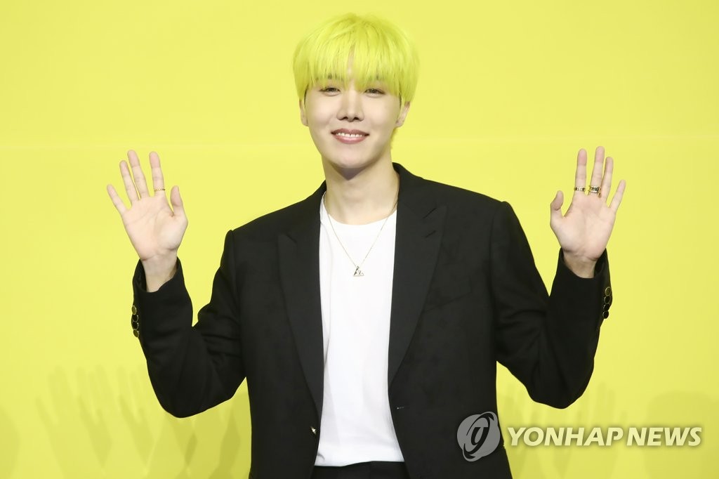 Le membre de BTS J-Hope pose lors d'une conférence de presse pour le nouveau single numérique du groupe «Butter» à Séoul, le 21 mai 2021.