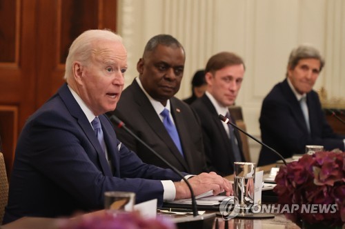 文大統領との拡大会談で発言するバイデン大統領＝２１日、ソウル（聯合ニュース）