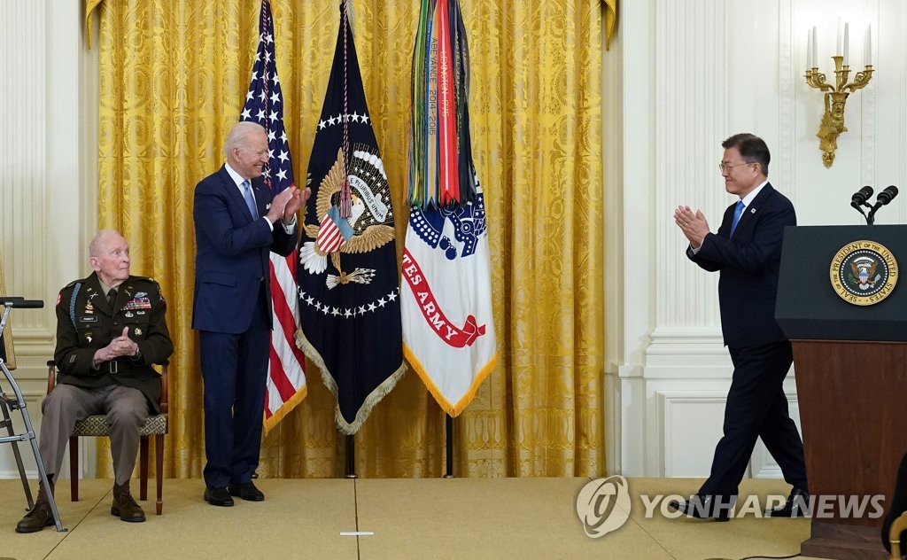 연설 마친 문재인 대통령