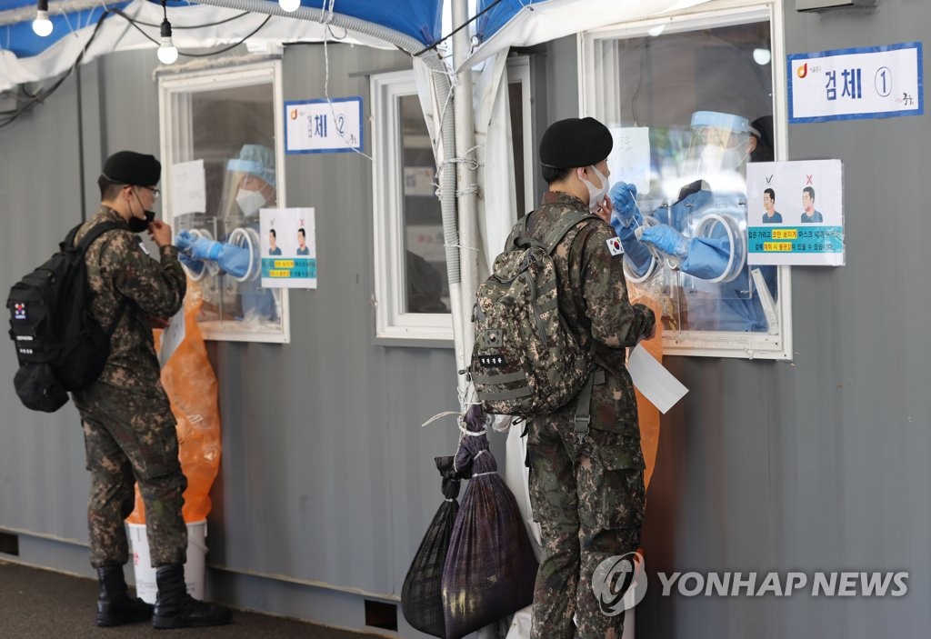 Soldiers on furlough receive tests at a COVID-19 testing station in Seoul in this file photo taken on May 25, 2021. (Yonhap)
