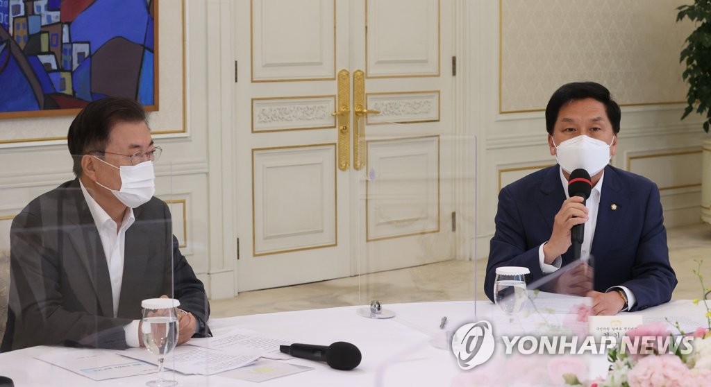 Kim Gi-hyeon, président par intérim et chef du groupe parlementaire du principal parti d'opposition, le Parti du pouvoir du peuple (PPP), prend la parole lors d'une rencontre avec le président Moon Jae-in (à gauche) à Cheong Wa Dae à Séoul, le mercredi 26 mai 2021.
