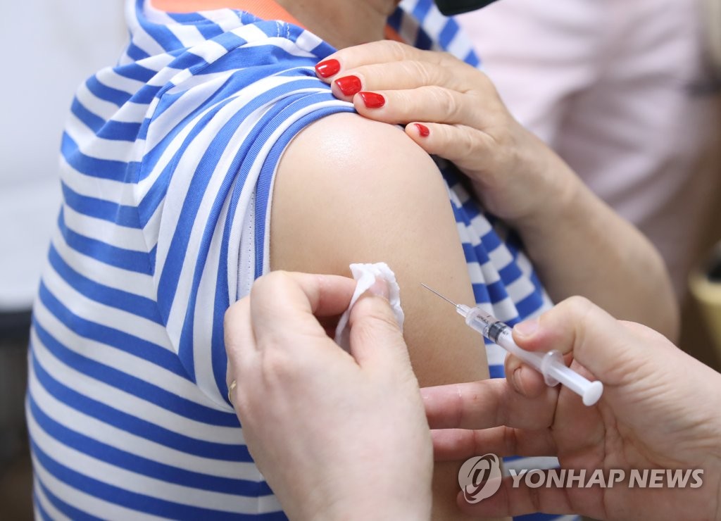 新型コロナウイルスワクチンの接種を受ける市民（資料写真）＝（聯合ニュース）