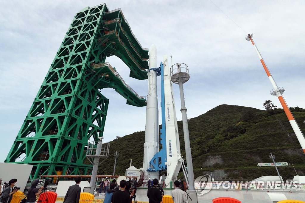 An assembled qualification model of South Korea's homegrown space rocket Nuri is erected on its launch pad at the Naro Space Center in Goheung, 473 kilometers south of Seoul, in the file photo from June 1, 2021. (Yonhap)