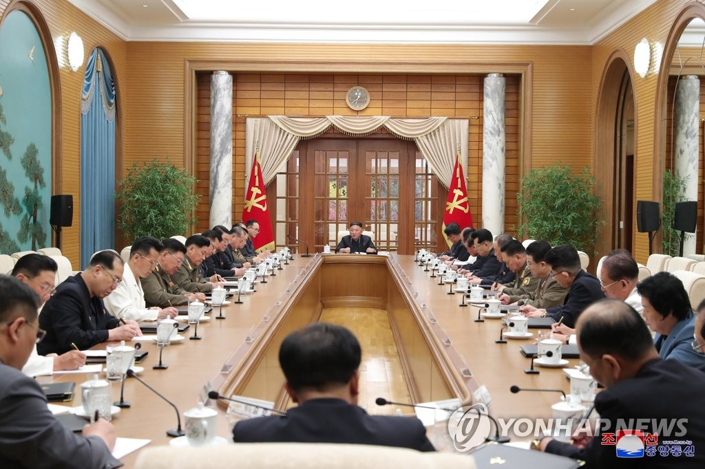 북한 노동당 정치국회의…김정은, 한 달만에 공개활동