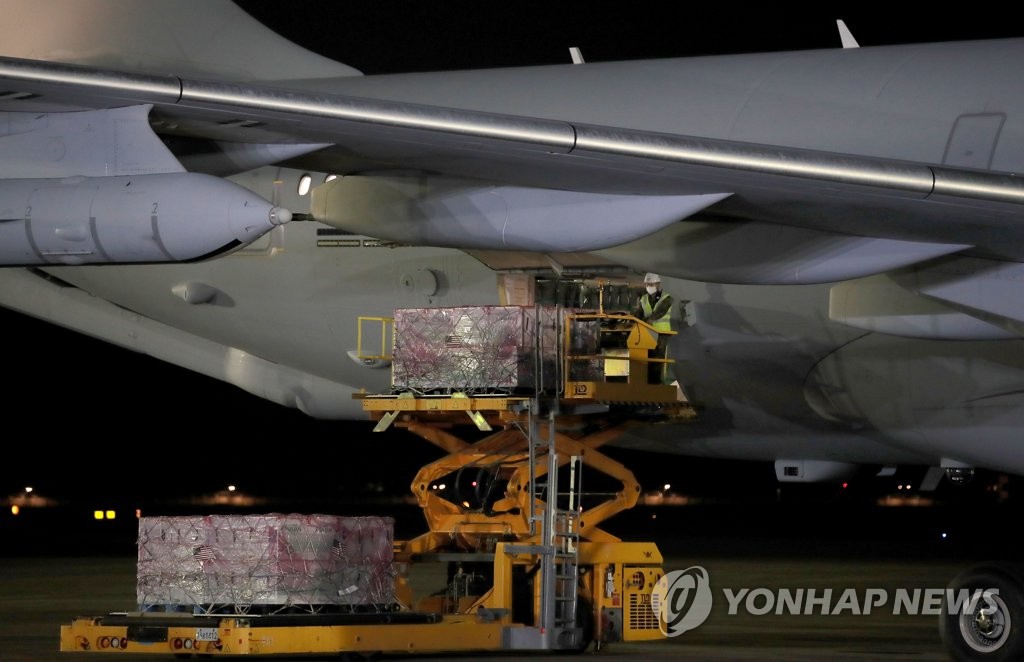 Johnson & Johnson's Janssen COVID-19 vaccines sent by the United States are unloaded from a military plane at Seoul Air Base in Seongnam, south of Seoul, on June 5, 2021. (Pool photo) (Yonhap)