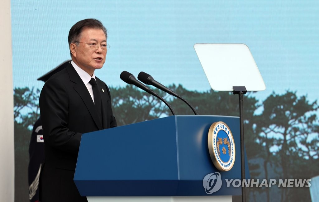 Le président Moon Jae-in prononce un discours à la cérémonie du 66e jour du Souvenir au cimetière national de Séoul, le dimanche 6 juin 2021.