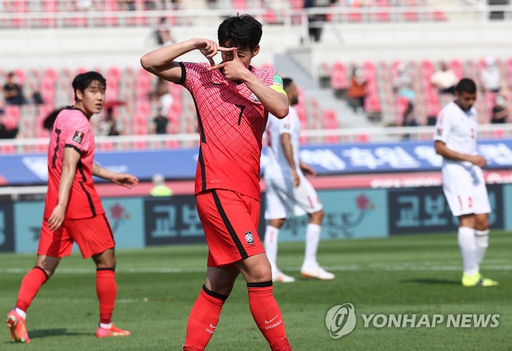 Son Heung-min célèbre son but contre le Liban lors du match du groupe H au deuxième tour des qualifications asiatiques pour la Coupe du Monde de la Fifa 2022 au stade de Goyang, dans la province du Gyeonggi, le 13 juin 2021. 