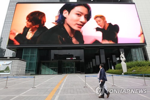 ＢＴＳの新曲「Ｂｕｔｔｅｒ」のミュージックビデオが流れるソウル市内の超大型電光掲示板＝（聯合ニュース）