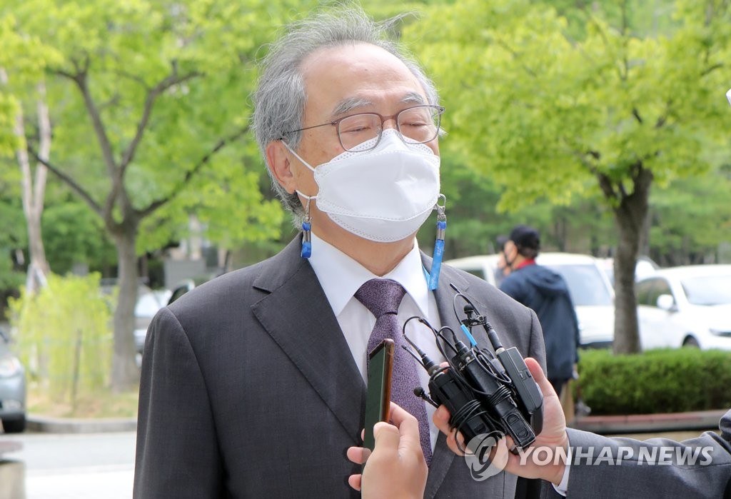L'ancien maire de Busan Oh Keo-don à son arrivée à la Cour du district de Busan le 29 juin 2021. 