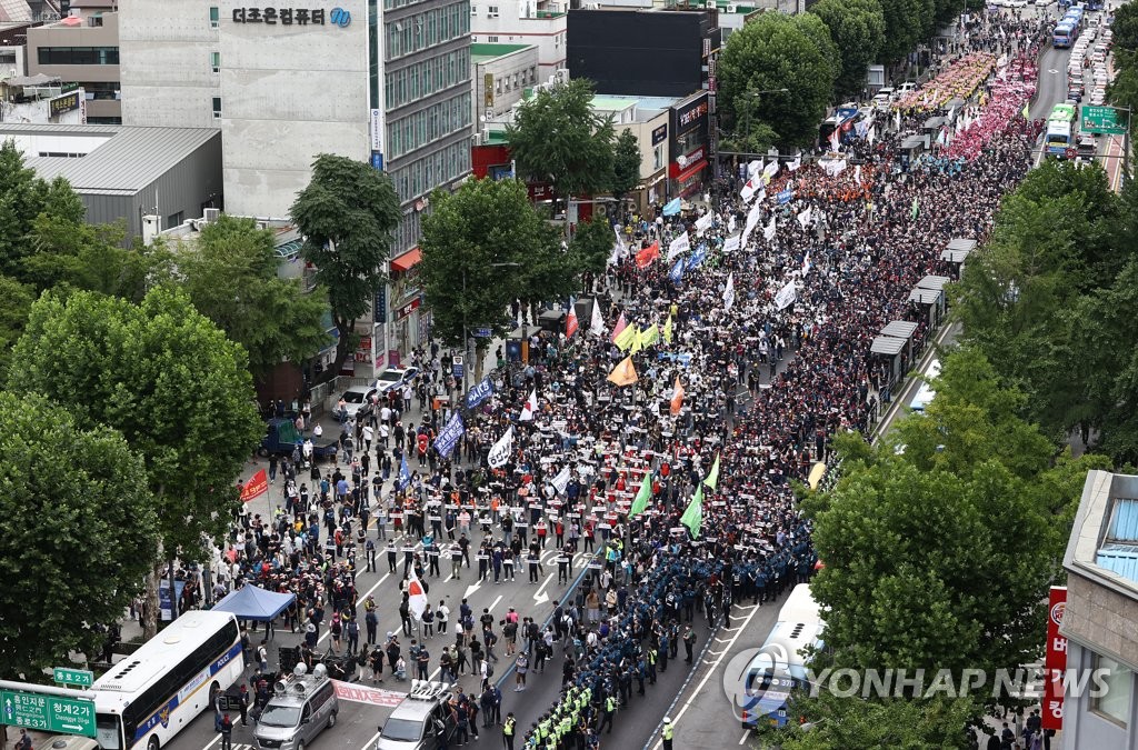 (2nd LD) Umbrella labor union holds street rally despite virus concerns