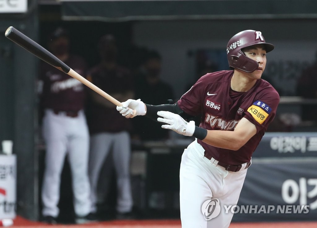 In this file photo from July 4, 2021, Lee Jung-hoo of the Kiwoom Heroes hits a single against the KT Wiz in the top of the fifth inning of a Korea Baseball Organization regular season game at KT Wiz Park in Suwon, 45 kilometers south of Seoul. (Yonhap)