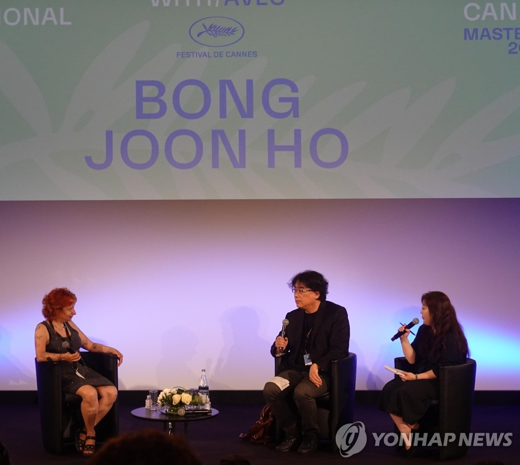 Le réalisateur sud-coréen Bong Joon-ho, lauréat de la Palme d'or en 2019 avec son film «Parasite», prend la parole à «Rendez-vous avec», une session de discussions au 74e Festival de Cannes, le mercredi 7 juillet 2021 (heure locale). 
