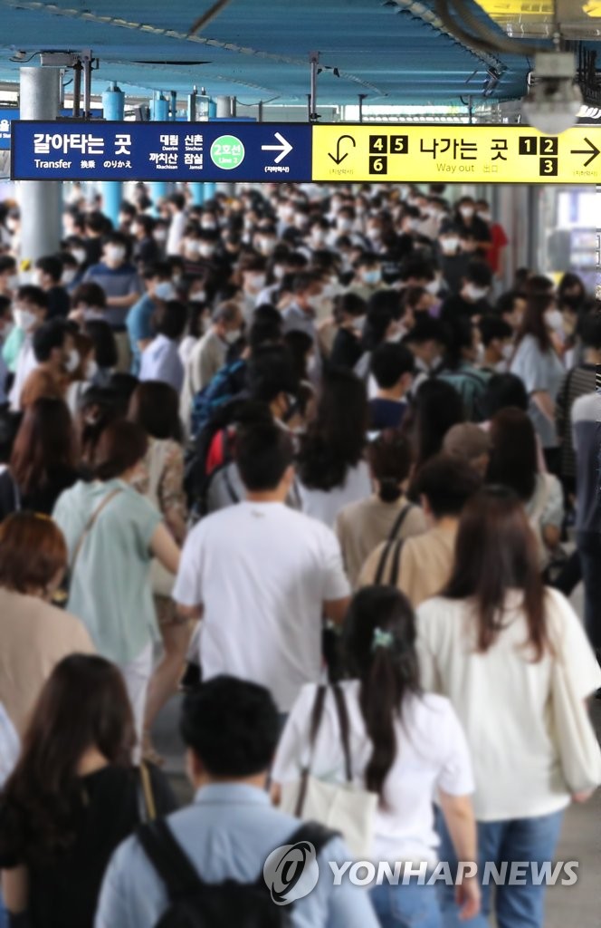 A Seoul subway station bustles with commuters on the morning of July 9, 2021, when the country reported a record daily high of 1,316 new COVID-19 infections, including 80 from abroad. (Yonhap)