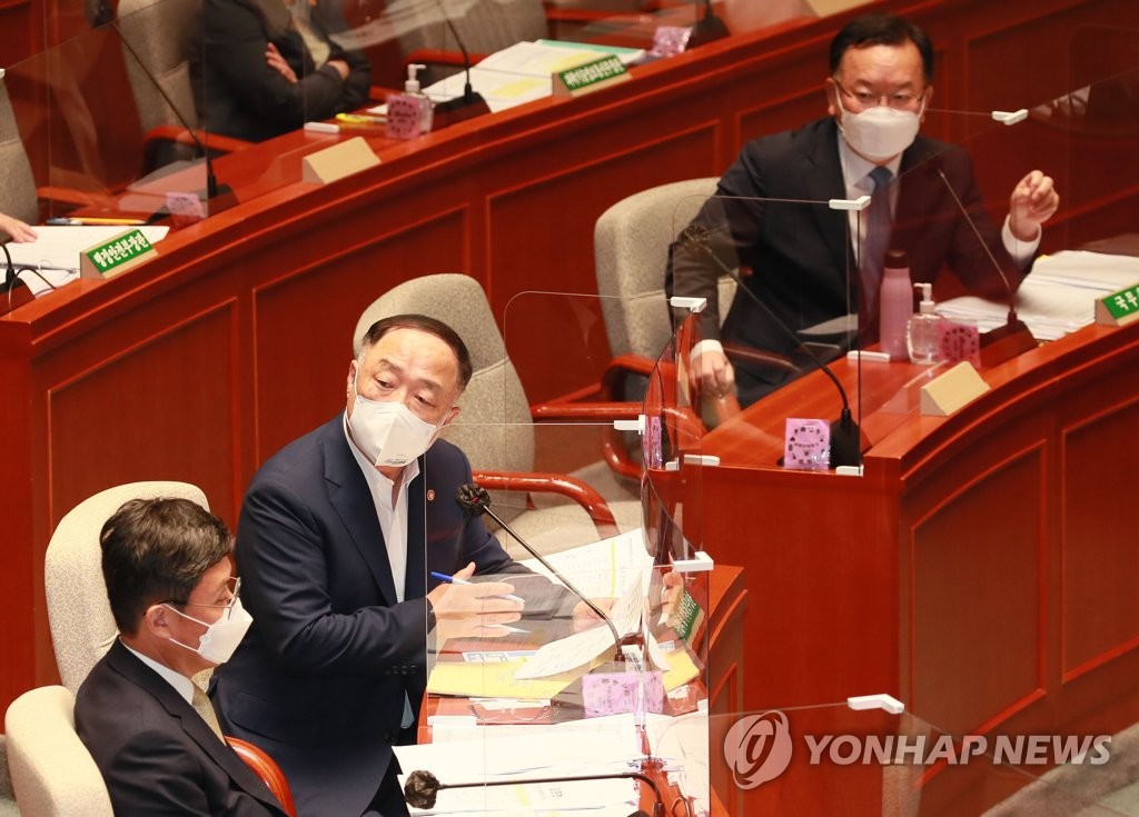 Finance Minister Hong Nam-ki (2nd from L) responds to lawmakers' questions during a meeting of the special committee on budget and accounts at the National Assembly in Seoul on July 14, 2021. (Yonhap)