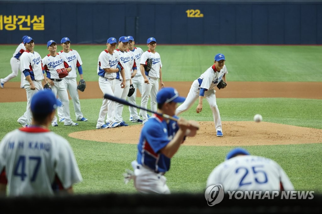 South Korean Olympic baseball players train at Gocheok Sky Dome in Seoul on July 17, 2021. (Yonhap)