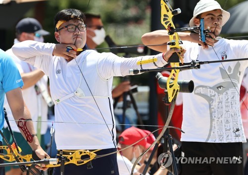 South Korean archer Kim Woo-jin (L) competes in the men's ranking round at the Tokyo Olympics at Yumenoshima Park Archery Field in Tokyo on July 23, 2021. (Yonhap)