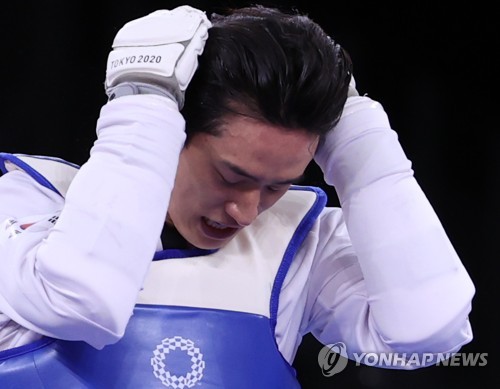 (LEAD) (Olympics) Taekwondo star Lee Dae-hoon stunned in round of 16